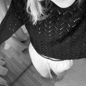  stickad tröja - Världens finaste svarta stickade tröja! Perfekt nu till hösten med ett par linnebyxor till 🤩 Frakt tillkommer 