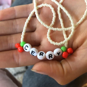 Ett cherry halsband med texten cherry  - Ett söt litet med texten cherry⭐️