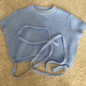 Topp från asos😍 - Säljer denna snygga tröja från asos med band man knyter runt magen, storlek s😍 använd någon gång