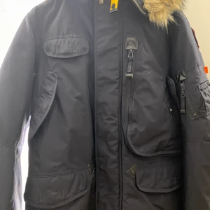 Para Jumper Vinterjacka  - Säljer för den ej kommer till någon användning. Jättefint skick! Köpt för 4500 på kidsbrandstore så det är barn modell storlek L. 