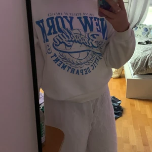 Vit Gina tröja med blå text - En tröja köpt på Gina som är väldigt fin. Den säljs sällan i butik längre och är använd en del. Ganska liten om man har lång överkropp. 26kr frakt