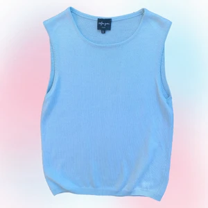 Väst/pullover  - Supergullig ljusblå väst / pullover som man kan ha som ett linne eller över en skjorta, t-shirt med mera. Passar bäst en storlek XS-M beroende på önskad fit. Modell är storlek XS. Skriv om funderingar och följ oss på Instagram för att få fri frakt på första köpet 💓