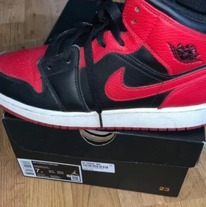Nike jordan mid 1 GS - Skick: 9.5/10 passar perfekt.
