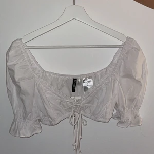 Kort topp med puff ärm - Populär vit kort topp med puff ärm från H&M. Säljes då den är för stor! Stl XS. Denna stl finns ej kvar på hemsidan. Endast testad och lappen sitter kvar! Nypris 80kr, säljes för 50kr exkl frakt eller bud💕