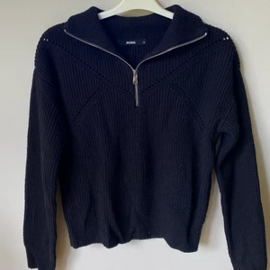 Stickad tröja - Svart stickad tröja med dragkedja upptill i storlek XS. Super snygg nu till hösten/vinter och är i superfint skick! Köpt för 400kr men säljer den för 50kr