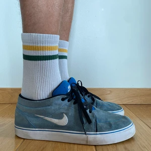 Blå NIKE sneakers - Blå NIKE sneakers i väldigt bra skick. Storlek 44,5