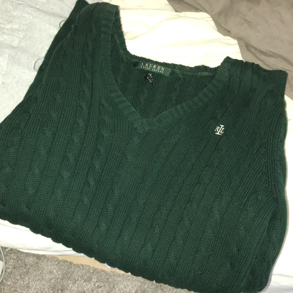 En fin och grön kabelstickad tröja från Ralph Lauren. Är i bra skick och sälj för 250kr plus frakt. . Tröjor & Koftor.