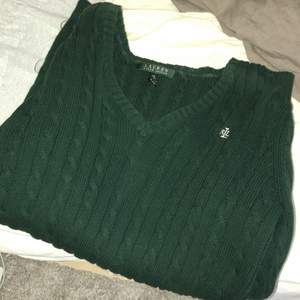 En fin och grön kabelstickad tröja från Ralph Lauren. Är i bra skick och sälj för 250kr plus frakt. 