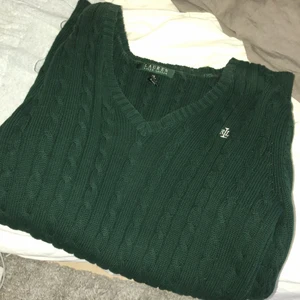 Ralph Lauren stickad tröja, strl XS - En fin och grön kabelstickad tröja från Ralph Lauren. Är i bra skick och sälj för 250kr plus frakt. 