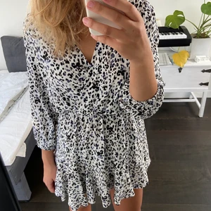 Klänning från zara  - Söt mini klänning från zara med fina mönster✨ passar både till sommar och höst, jag har använt ett fåtal gånger så den är nästan helt oanvänd💞köpte den för 400 nypris