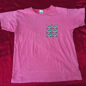 Rosa t-shirt med fjärilar 🦋🦋🦋 - Rosa t-shirt med fjärilar