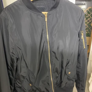 svart jacka -  Dam bomberjacka i väldigt bra skick