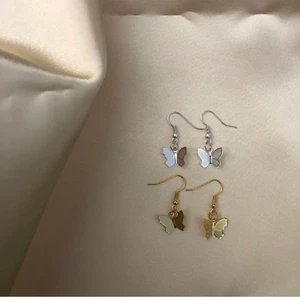 Söta fjärlis öronhängen - 2 st för 40kr frakt ingår!! Rostfria samt nickelfria💗