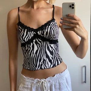 Topp - Hej! Säljer en zebra-mönstrad topp! Storlek S, aldrig kommit till användning. Skriv för fler bilder ❤️