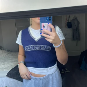 stickad väst - skitsnygg marinblå stickad väst!! i storlek S och säljer då det inte är min stil längre💕