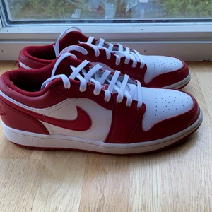 Jordan 1 low gym red - Jordan 1 low Gym red i storlek 44,5. Väldigt bra skick då de knappt används. Ingen låda finns dock. 