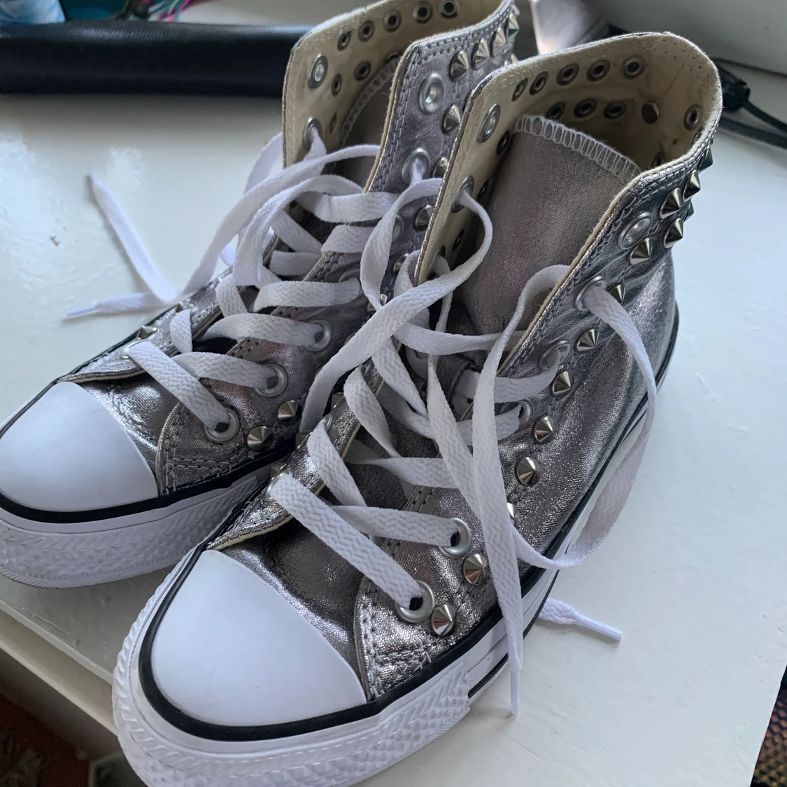 Silvriga Converse med nitar  - 91