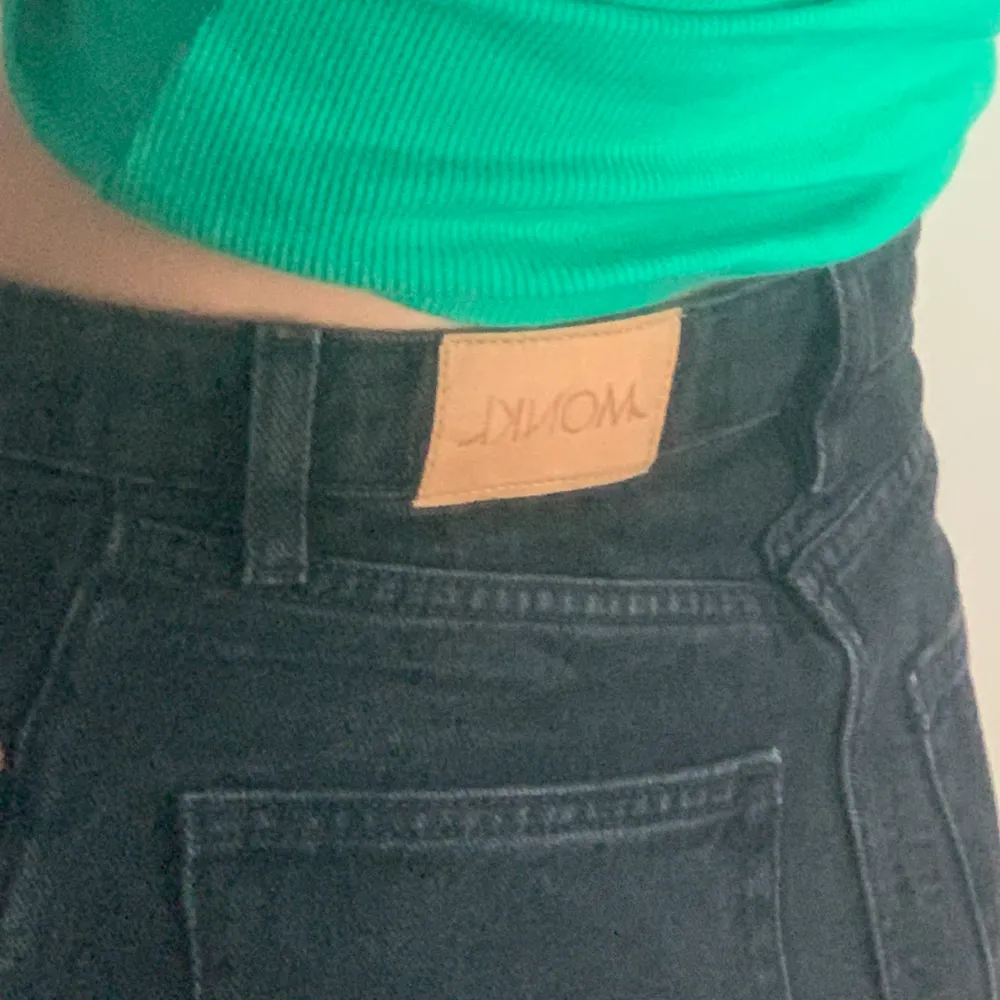 Svarta jeans från monki i modellen YOKO. Använda flitigt men känns som nya, i en fin svart färg. Populär modell, ofta slutsålda. Jag är 167 cm lång . Jeans & Byxor.