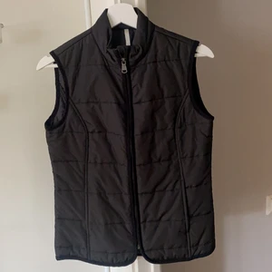 Svart Berkeley väst - Säljer min väst ifrån berkeley, är i mycket fint skick.🥰