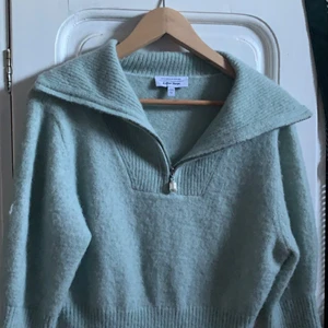 Stickad tröja  - Superfin stickad topp från & other stories. Köpt här på Plick men säljer pga tyvärr inte passar mig riktigt💗200kr plus frakt 😊 kontakta för fler bilder!