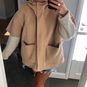 Beige kappa - En beige kappa utan armar som är köpt på zaras barnavdelning förra hösten. Passar perfekt nu till hösten när det börjar bli lite kyligare. Knappt använd och är i bra skick💕