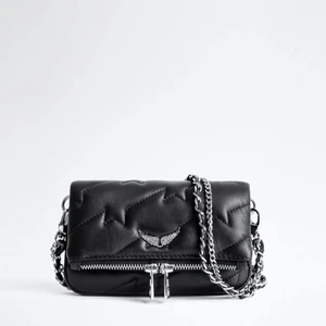 Zadig väska  - Rock Nano ZV Quilted Clutch. Köpt förra året på Zadig butiken i Stockholm, dust bag finns kvar. Bilderna kommer från zadigs egna hemsida den är knappt använd🤩🤩 Skit fin väska säljer endast på grund av att jag köpt en annan och inte har så mycket användning av den🥳 säljs som ny för 2500, det är bara att buda kan gå ner i pris. Budet ligger just nu på 1500kr