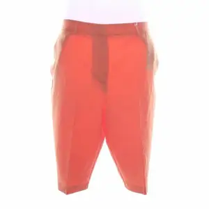 Varan är ny i originalförpackning eller med prislappen kvar.  Märke ASOS  Typ Shorts  Storlek 44  Färg Orange  Material Polyester  Kroppstyp Unisex (Vuxen)  Midjemått (cm) 94  Skick Nytt