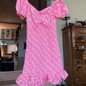 blommig klänning - så fin klänning 😻🥺!!! Storlek M. 200kr! aldrig använd