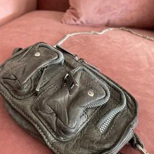 Nunoo väska  - Använd ett få antal gånger, ligger mest här hemma. Köptes för 1200kr, säljer för 450kr. 🌸