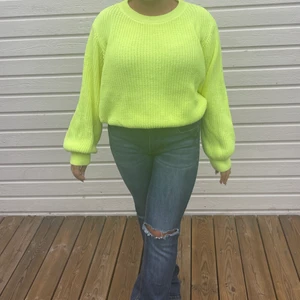 Gul stickad tröja  - Neongul stickad tröja från ”Visual Clothing Project” (MQ) (bra kvalité!). Aldrig använd! Modellen är 154cm lång och bär S-L vanligtvis. 💛🌼