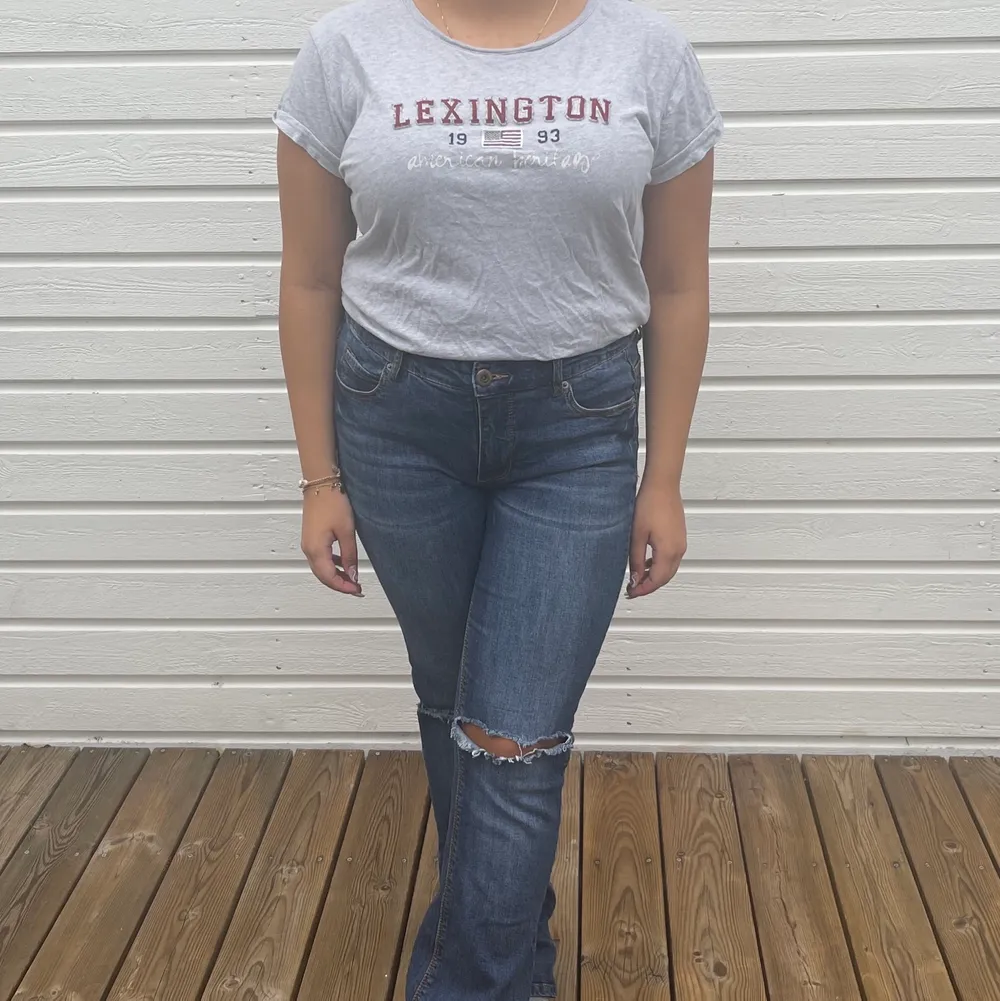 Grå Lexington t-shirt i rätt bra skick! Storlek L. Köpte för ca 700kr, mitt pris är 130kr inklusive frakt!! 😍😍. T-shirts.