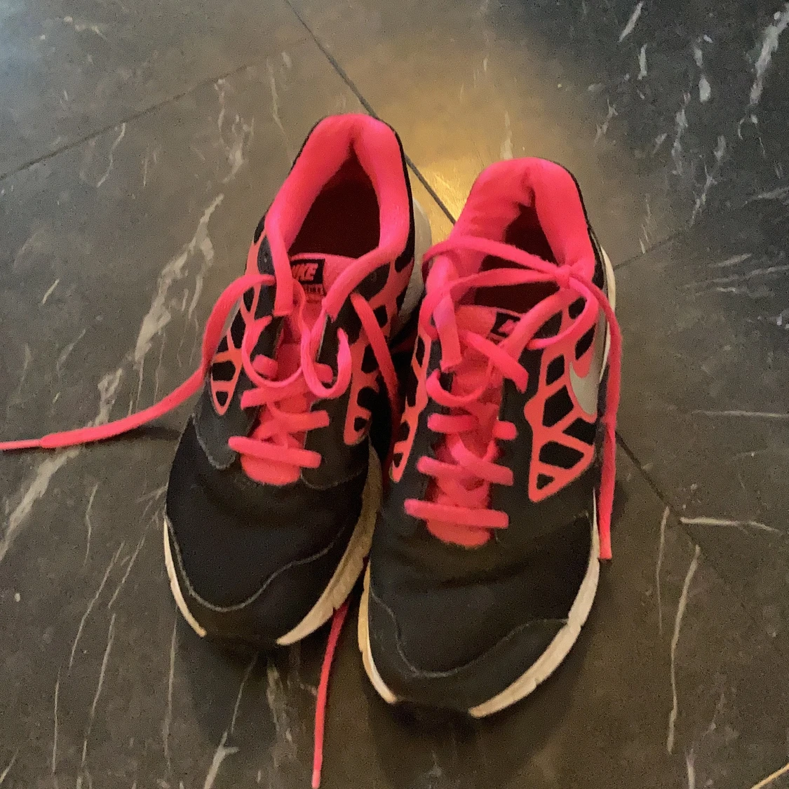 Ett bar finns gympa skor  - 90