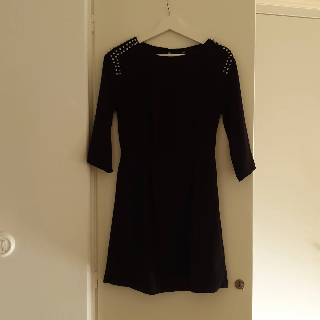 Svart klänning med stenar