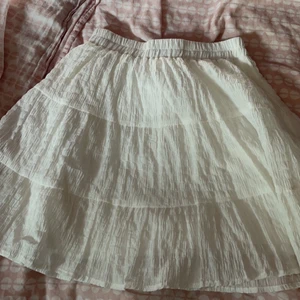 Vit kjol - Bra längd, storlek xs. Vit och oanvänd helt utan defekter