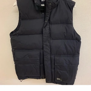 Endast söker! - Hej, ville bara veta om ni vet nån som säljer denna väst från everest, helst i storlek s                                     Skulle verkligen vilja köpa den!