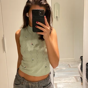 Grön stickad tröja - Grön stickad topp med broderier på! Köptes förra våren på zara. Sälja då den inte har kommit till användning sen jag köpte den. Storlek S