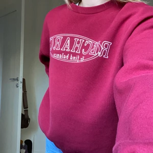 Sweatshirt - En röd sweatshirt från Gina Tricot som jag säljer då den inte kommer till användning. Är i mycket bra skick och är varm till hösten. Färgen gör sig mest rättvis på andra bilden!