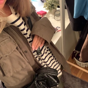 Volang topp - Säljer min så fina topp från zara, randig med volang, använd 1 gång så nyskick! 🔥👌🏽