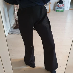 Svarta kostymbyxor från madlady - Jag säljer mina kostymbyxor för att dom är förstora för mig. Dom är i stl. S men jag skulle säga att dom är mer i stl. M. Dom är i fint skick och jag själv köpte dom från plick.