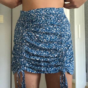Kjol strl s - Blå blommig kjol, använd en till 2 gånger. Frågor? Skriv till mig så svarar jag så bra som möjligt.💗
