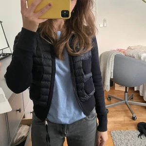 Moncler kofta - Säljer min assnygga moncler kofta! Skriv för mer information om den💕