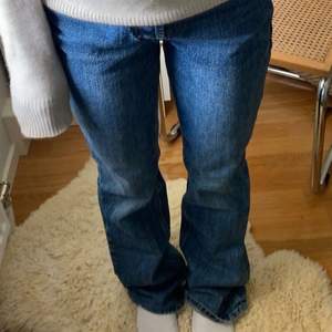Bootcut jeans från zara som köptes för 399, slut i lager! De har ganska hög midja, skriv till mig för fler bilder. Vid fler intresserade startar jag budgivning 💘 Sitter bra på mig som vanligtvis brukar ha 34 i jeans