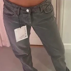 Gråa lågmidjade jeans  - Super fina populära lågmidjade jeans från zara som är gråa, som nya bara använda några gånger! Lånad bild, skriv för fler bilder! Buda i budgivningen! Köp direkt för 700kr, ledande bud 800kr