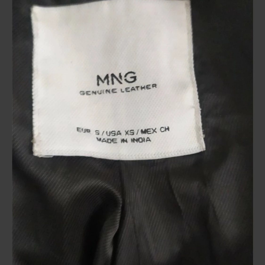 MANGO, svart skinnjacka med nitar. 