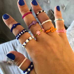 Pärlade ringar - Säljer ringar som jag pärlat själv💓💓 Kom gärna med egna förslag på färg å design:) Pris för en ring med bara små pärlor: 10kr, pris för en med blommor eller annan design: 15kr. Frakt tillkommer på 13kr🥰