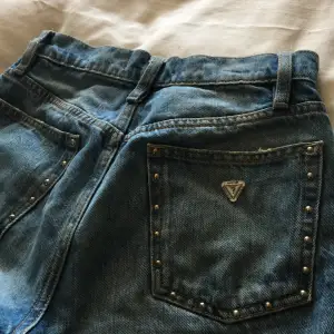 Ett par coola guess jeans med nitar på fickorna⚡️⚡️