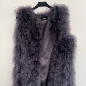 Grå pälsväst  - One size känns som S/M mycket fint skick, har för mig att det är äkta päls