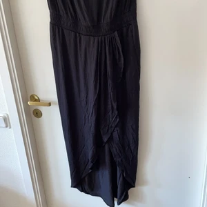 Sommarklänning  - Tubklänning med slits framtill. Avslappnad stil, passar både på stranden o café med sneakers 