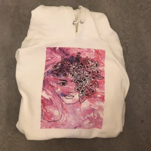 The Cool Elephant Hoodie - Säljer denna fina The Cool Elephant Hoodie som blivit för liten för mig. Den är endast använt några ensktaka gånger och är i fint skick! Skriv för frågor eller fler bilder :)