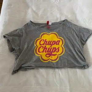 Grå, tunn t-shirt/magtröja med chupa chups-tryck. 